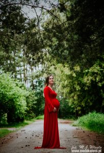 sesja brzuszkowa w lesie
